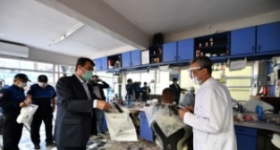 Dündar’dan Berber ve Kuaförlere Maske Desteği