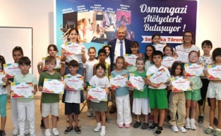 Çocuk drama atölyesinde sertifika heyecanı