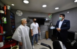 Dündar’dan berber ve kuaförlere maske desteği