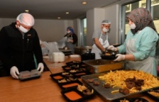 Osmangazi’de kapı kapı sıcak yemek