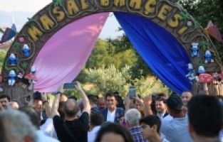 Başkan Dündar çocuklarla masal bahçesini gezdi