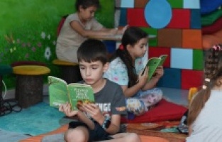 Yaz kurslarında çocuklar eğlenerek öğreniyor