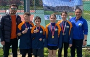 Osmangazi’nin genç raketleri kortta yıldızlaştı