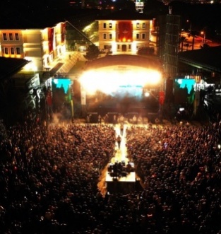 Osmangazlili gençler Türkçe rapin yıldızlarıyla coştu