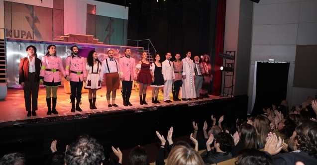 Nilüfer Kent Tiyatrosu “Şvayk” ile sezonu açtı