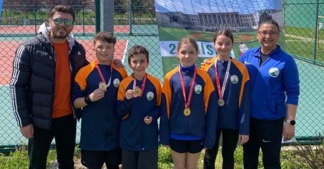 Osmangazi’nin genç raketleri kortta yıldızlaştı